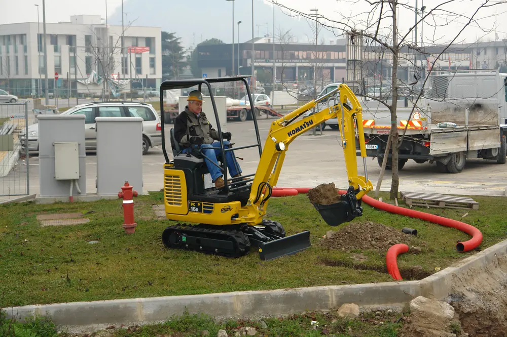 Komatsu PC16R-3 thumbnail 7