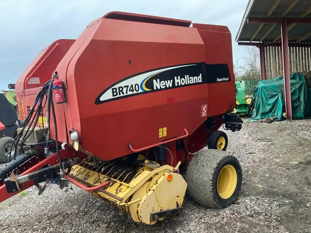 New Holland BR740