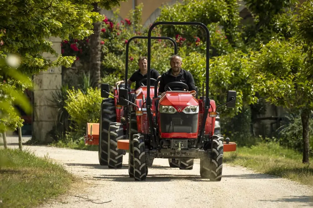 Massey Ferguson MF 1740 E MP thumbnail 2