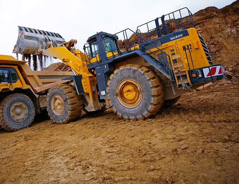 Komatsu WA900-3