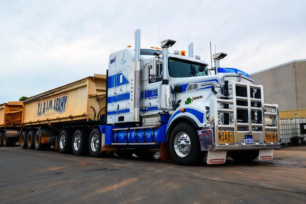 Kenworth T909 36” Mid roof X15 8x4