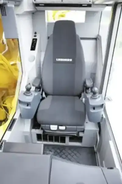 Liebherr LTM 1070-4.2 thumbnail 7