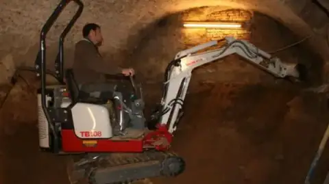 Takeuchi TB 108 Hybrid thumbnail 3