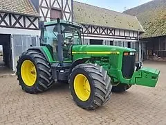 John Deere 8210