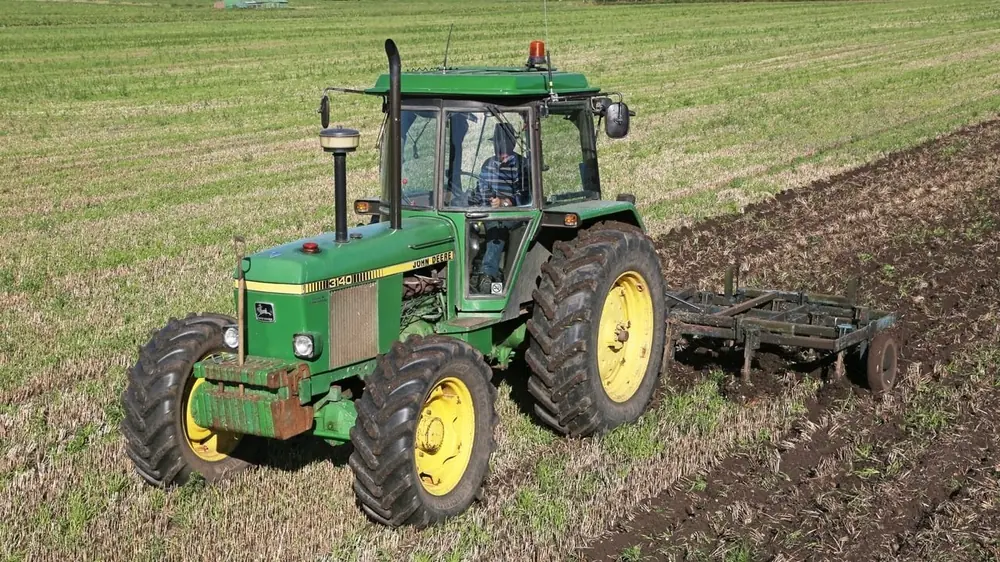 John Deere 3140
