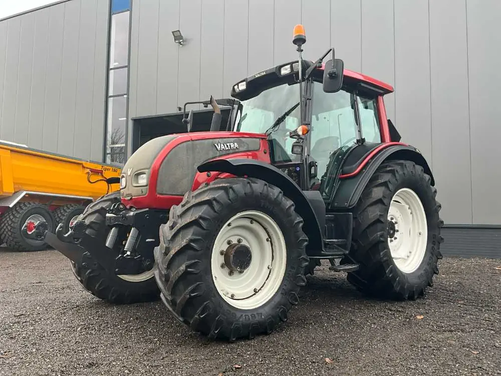 Valtra N 121a