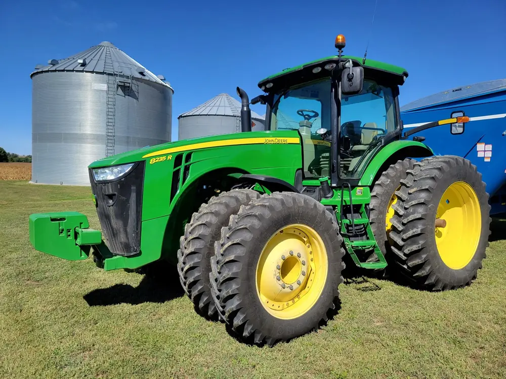 John Deere 8235R
