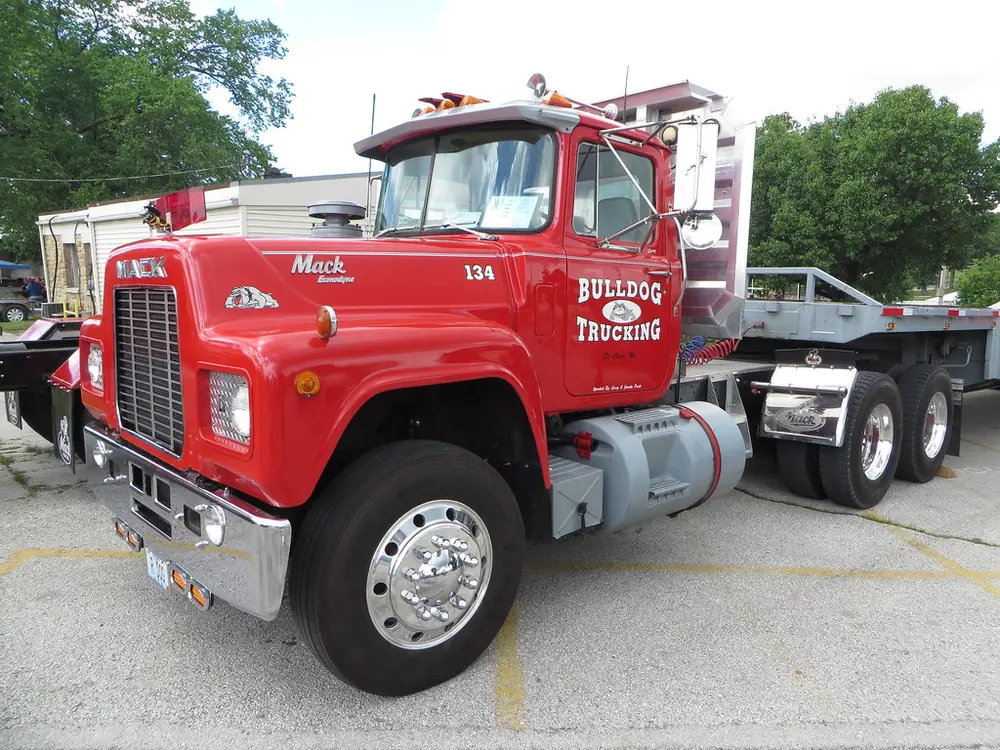 Mack R-686ST T.M.C Type EM5-275 6x2