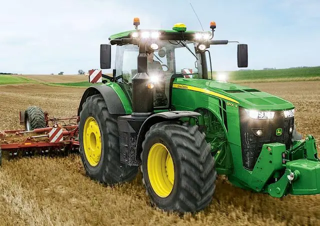 John Deere 8260 R